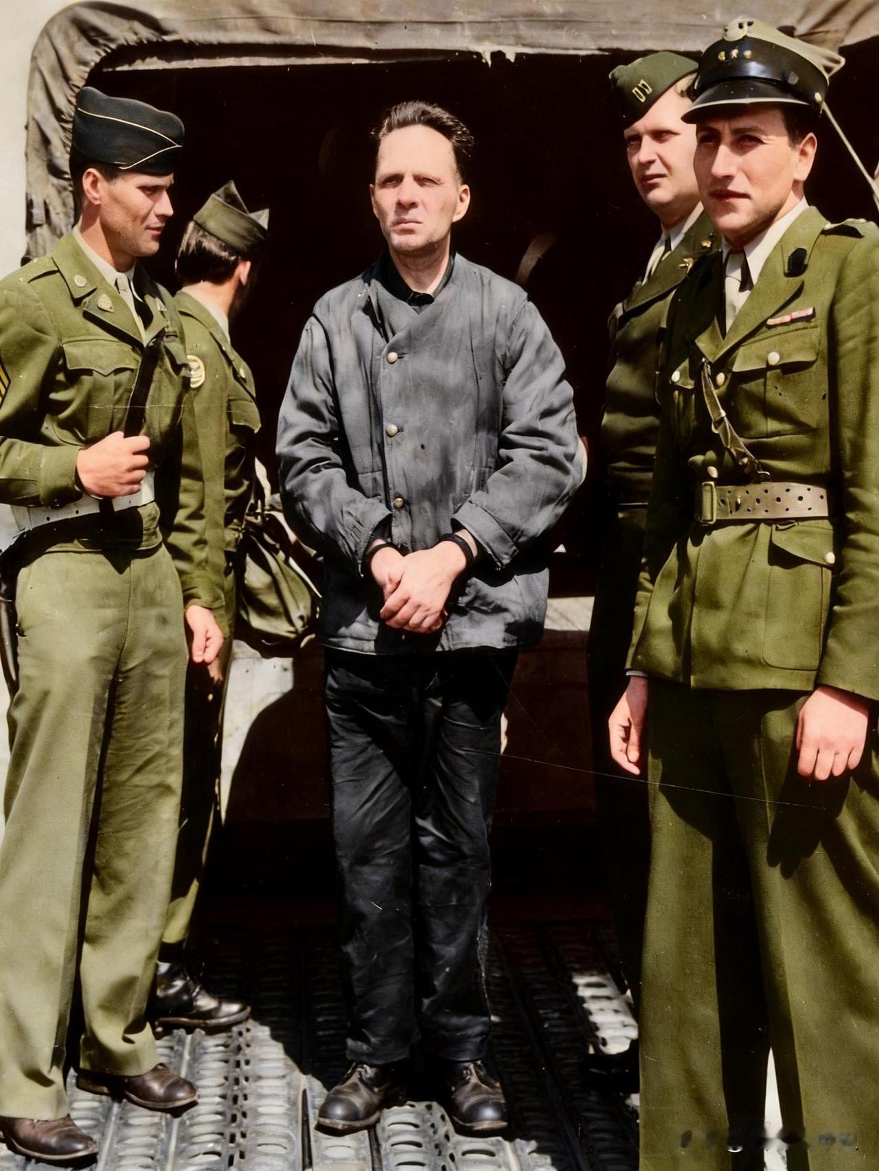 被盟军俘虏的奥斯维辛集中营指挥官鲁道夫•霍斯。鲁道夫·霍斯在1940年至1943