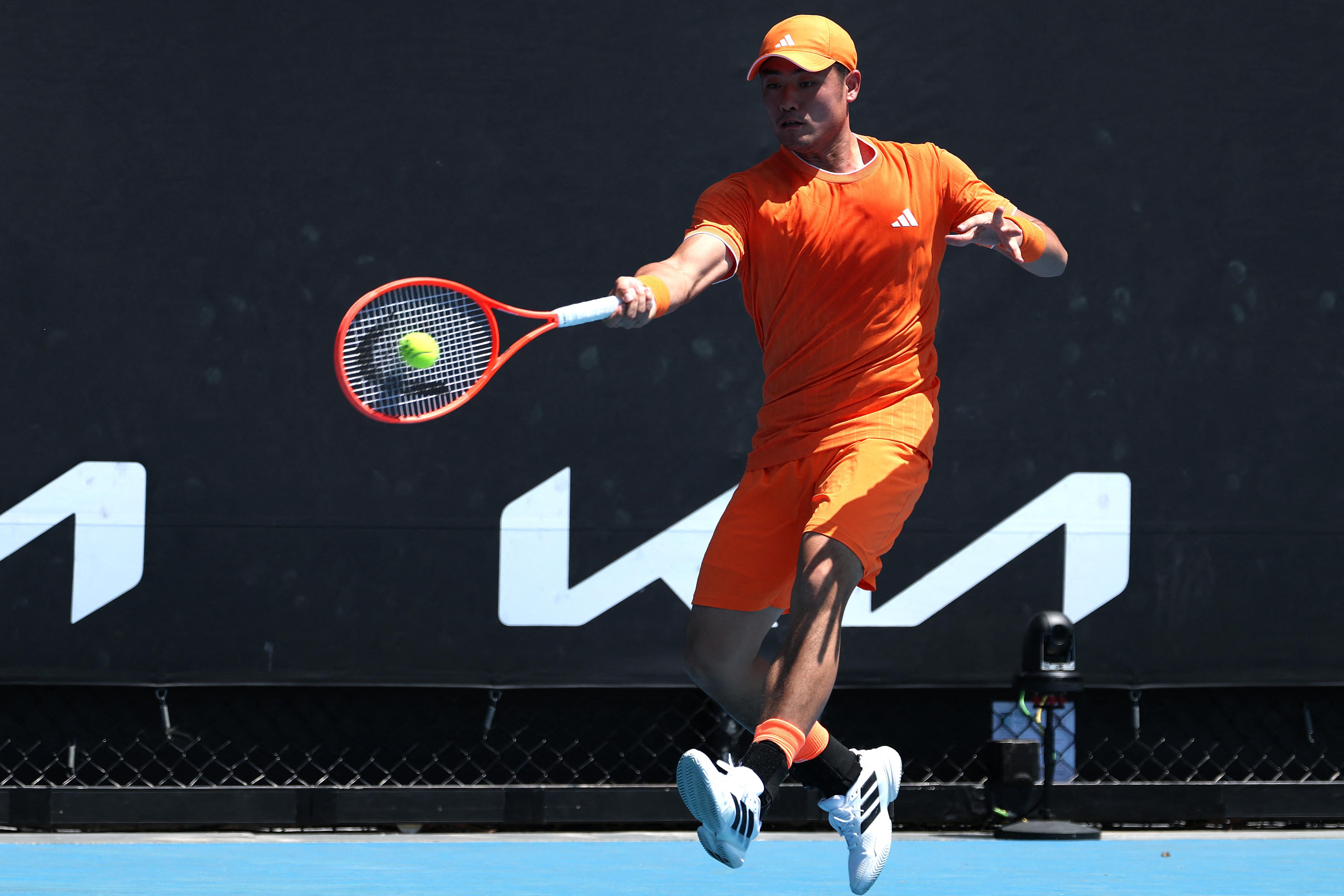 澳网2026 男单正赛首轮，中国选手 以7-5、4-6、6-4、6-2击败意大利