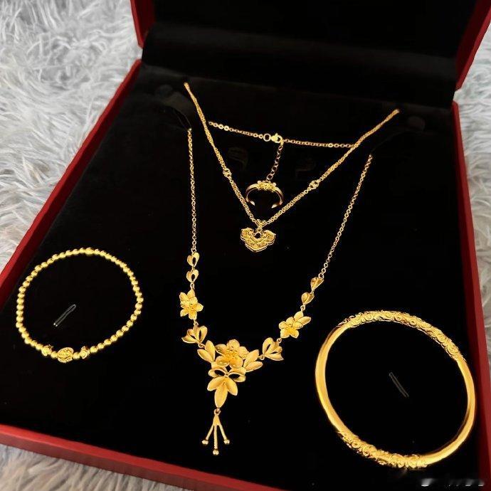 金莎晒结婚五金最近，娱乐圈又有新动态啦！金莎在社交平台上晒出了结婚五金，瞬间引发