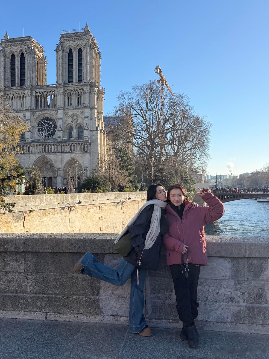 网友巴黎街头偶遇周也李浩菲巴黎街头偶遇周也李浩菲拍照网友巴黎街头偶遇周也李浩菲，