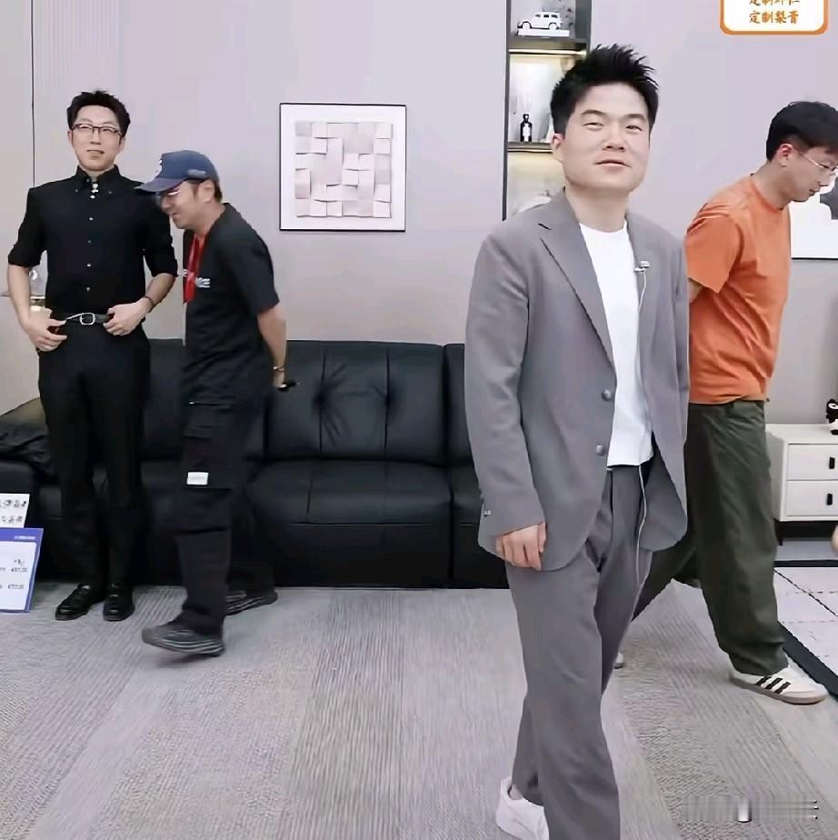 结束四个小时的直播，董宇辉去赶他的“红眼航班”了。
    接下来再见面应该就是