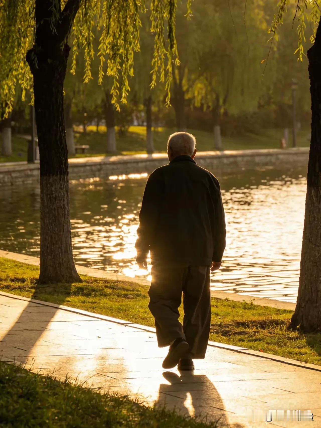 人老了，最好的活法，是知足。
很多人一辈子都在追逐，却忘了停下来看看自己拥有什么