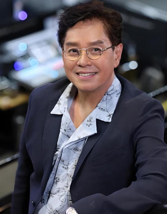 丁克的谭咏麟突然对妻子杨洁薇说。“我把十亿家产都给你，我要让儿子回家，“妻子纳闷