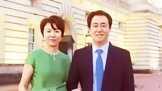 许家印前妻丁玉梅入禀香港高等法院，向许家印次子许腾鹤追讨折合逾10亿港元。

许
