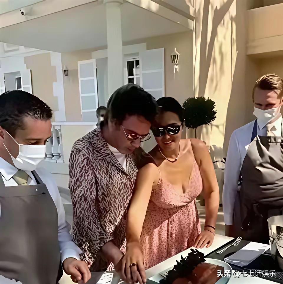 巩俐活成了真正的外佬！
    巩俐和她的法国老公品着红酒，日子滋润潇洒，她完完