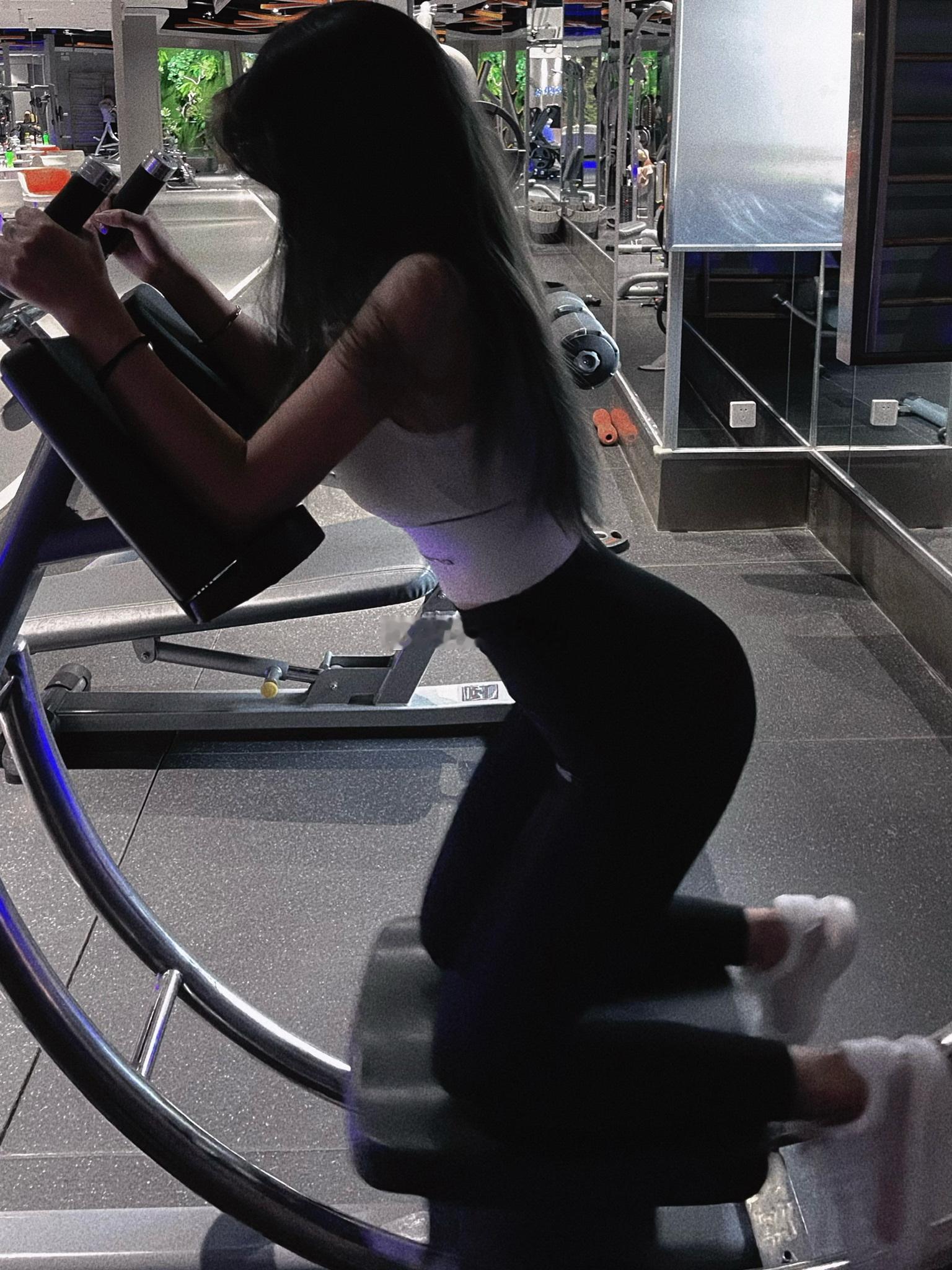 瘦的很明显，之前常吃夜宵的小肚子消失了 ​​​