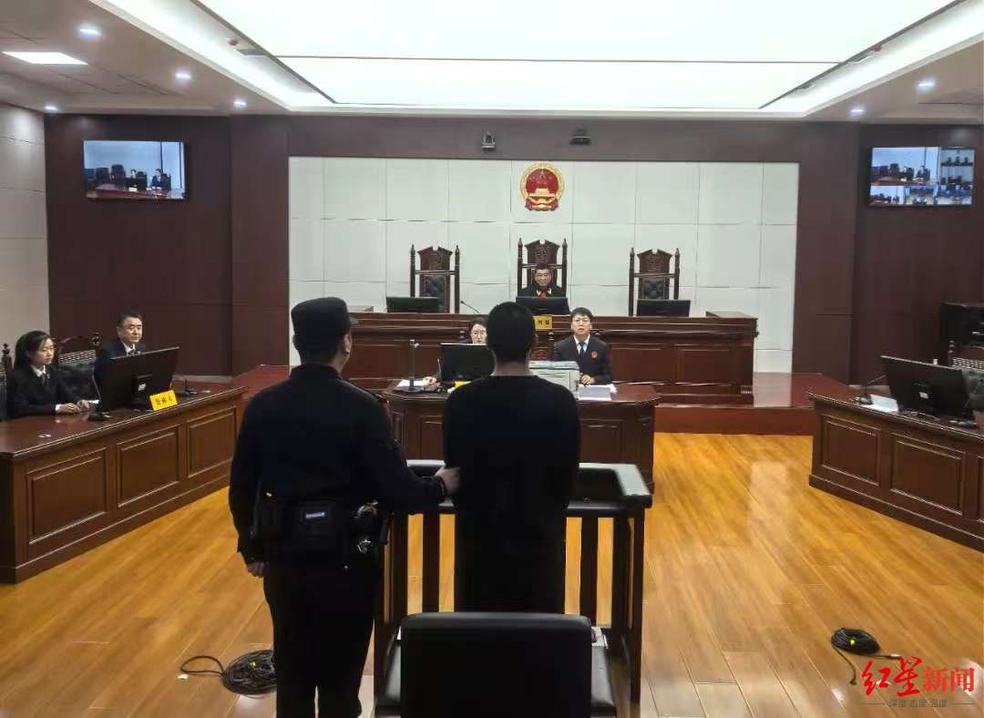 【#男子偷渡进KK园区诈骗离开后落网#】2021年，闫某受“高额工资”诱惑，经他