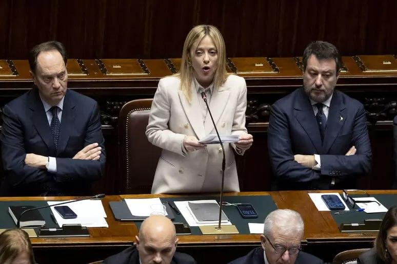 欧盟峰会召开前夕，意大利总理梅洛尼站在发布会现场，对着镜头扬着下巴难掩喜色：欧盟