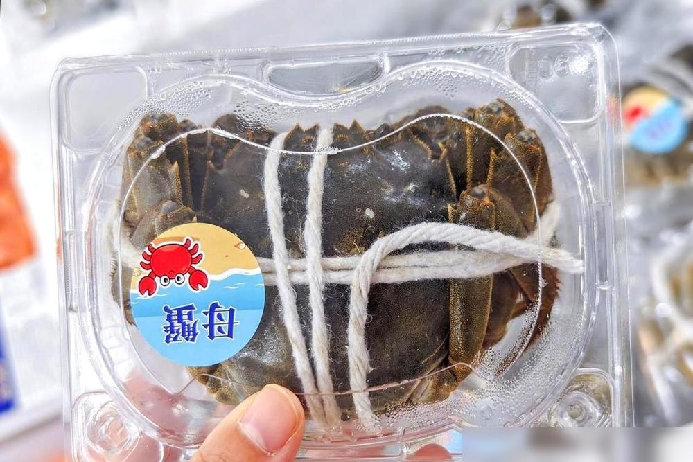 今年的大闸蟹行情，直接走出了冰火两重天。

五六块一只的普通母蟹不好卖，一百五一