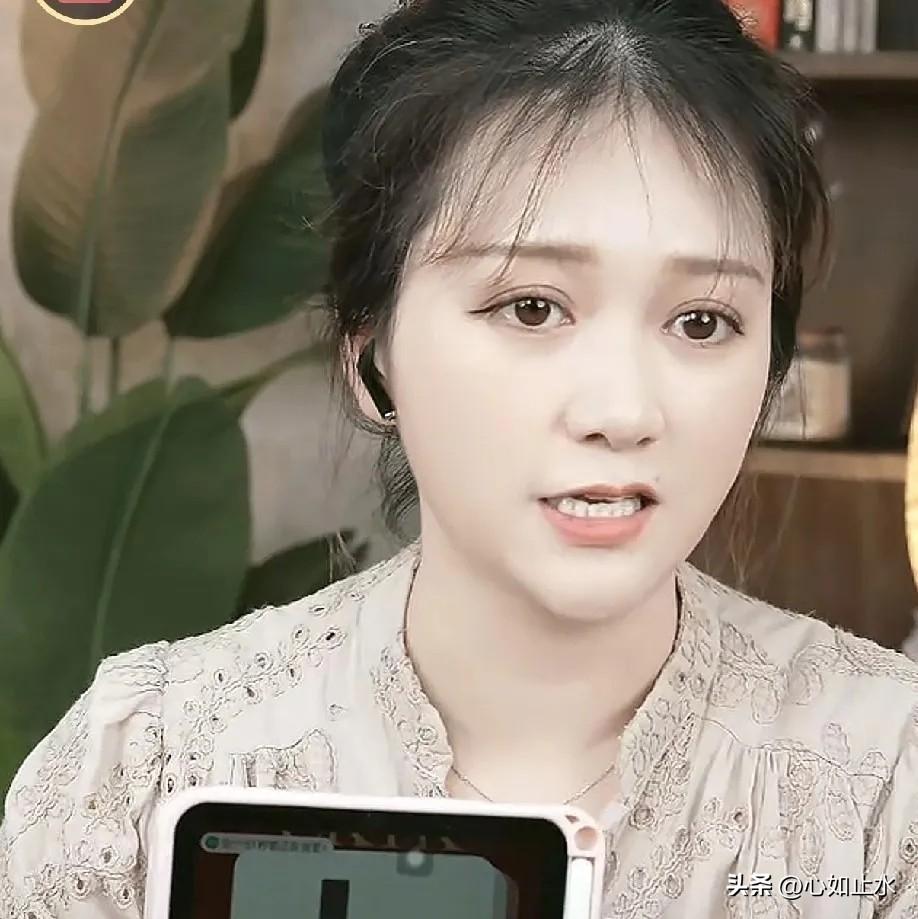 网红家庭人设变味？强势妈妈与失位爸爸的隐忧

直播里温柔，视频里却常翻白眼？孩子