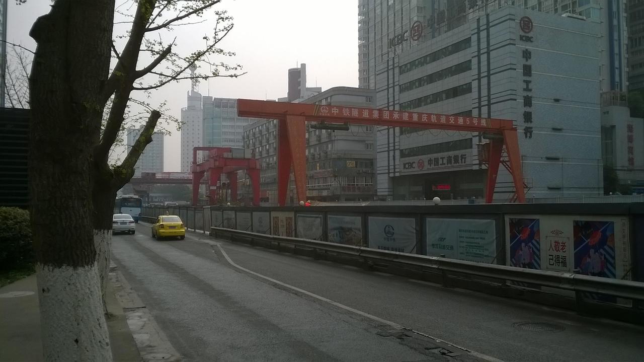 十年前的2016年拍摄于石桥铺渝州路，当时重庆轨道交通5号线还在施工中，石桥铺这