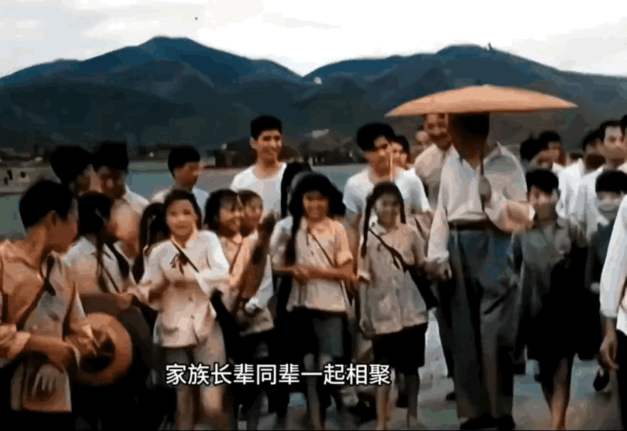 这群孩子太幸福了！与毛主席一路走着一路唠嗑，每个人的脸上都洋溢着幸福的笑容。
毛