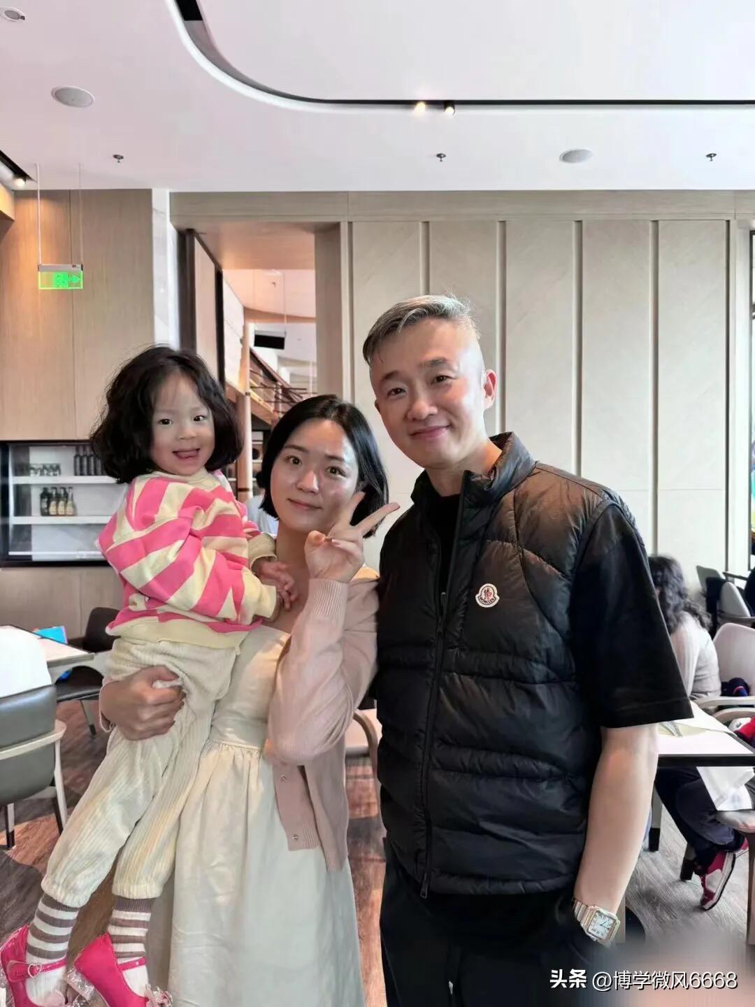 程雷才55岁怎么头发就全白了，不过长着一张娃娃脸比较抗老，看起来还是那么年轻，头
