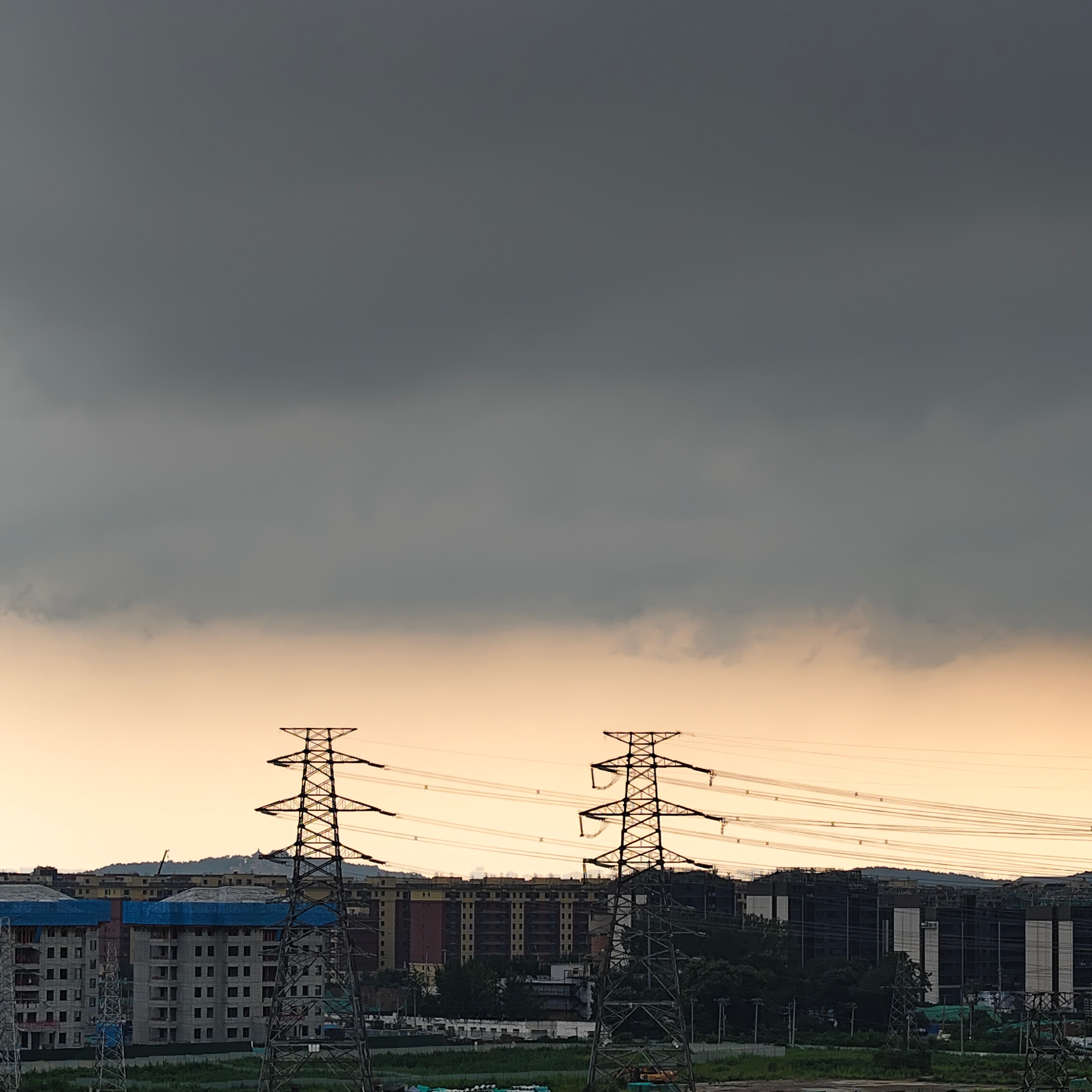 北京暴雨 天看起来挺阴的，但看地上好像还没下 