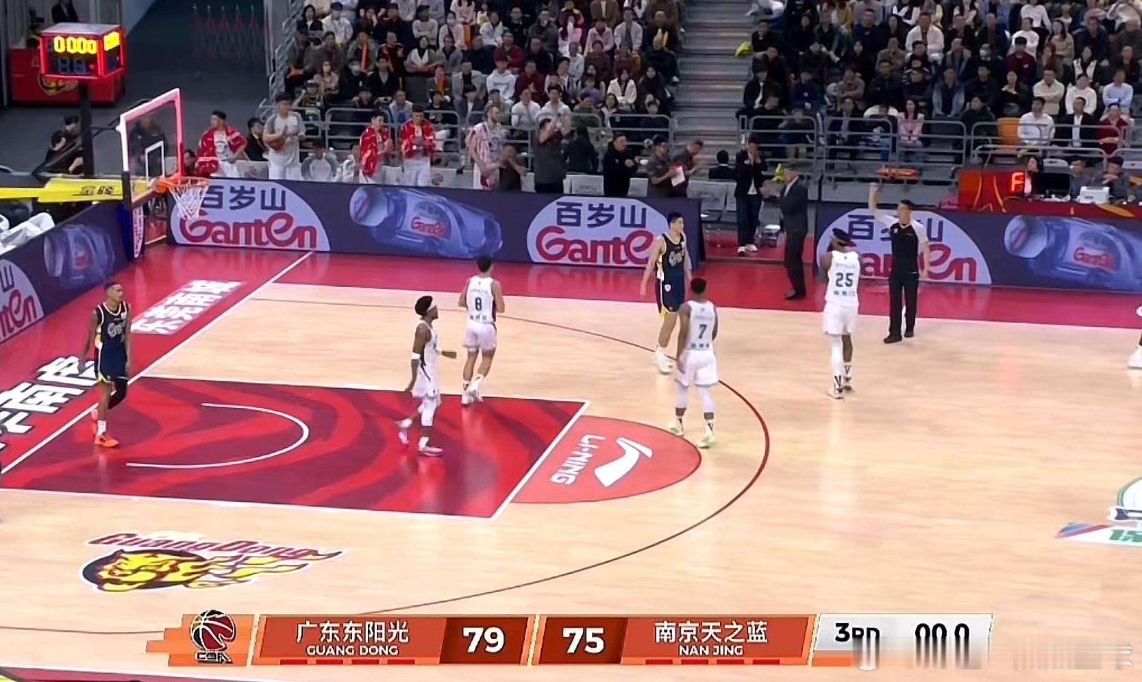 79比75，徐杰伤退，广东宏远男篮第三节被南京同曦男篮打了一个33比24，单节输