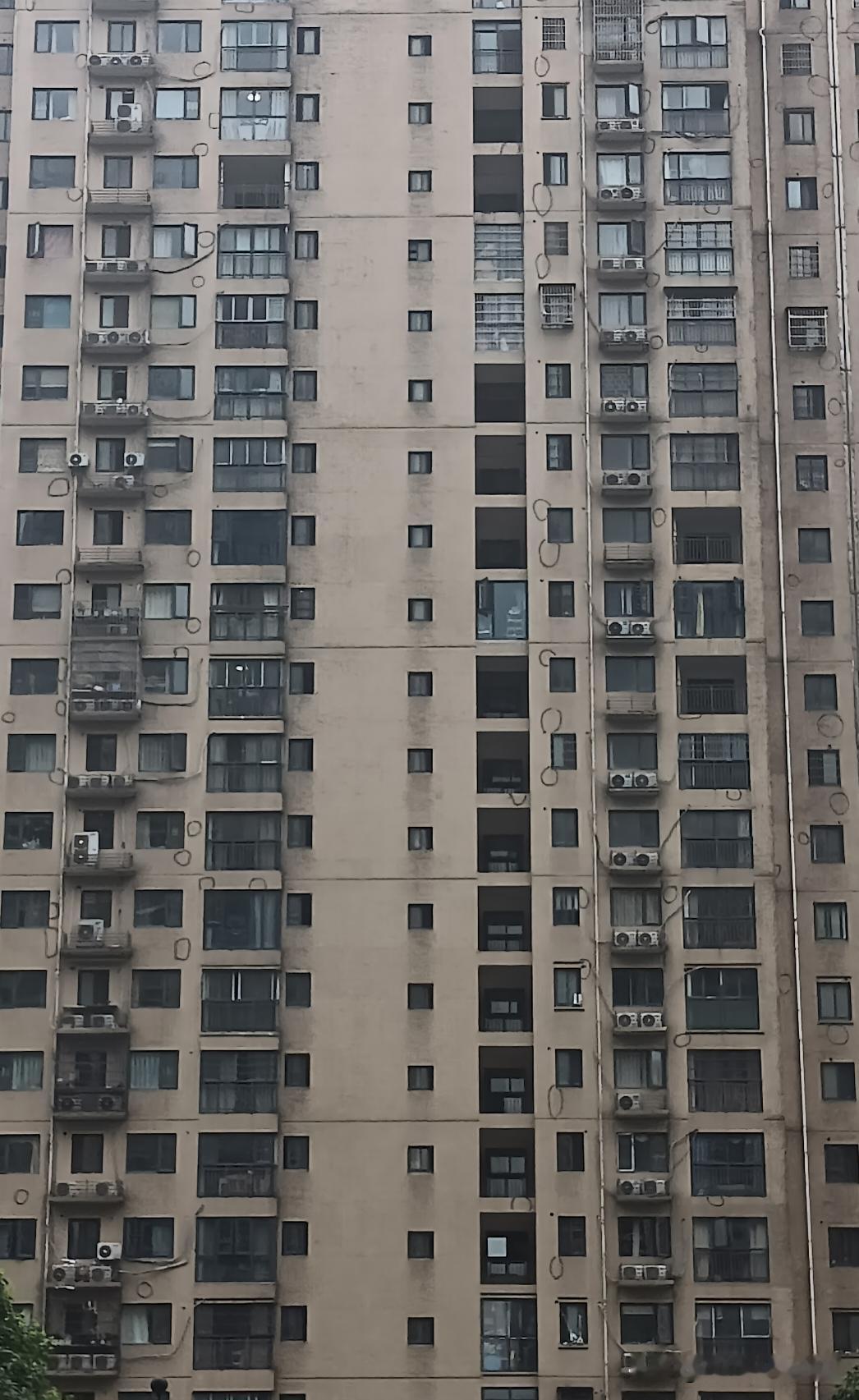 楼房上这些圈是什么？
出小区看到的，感觉怪吓人！

看上去既不像图案，也不像电线