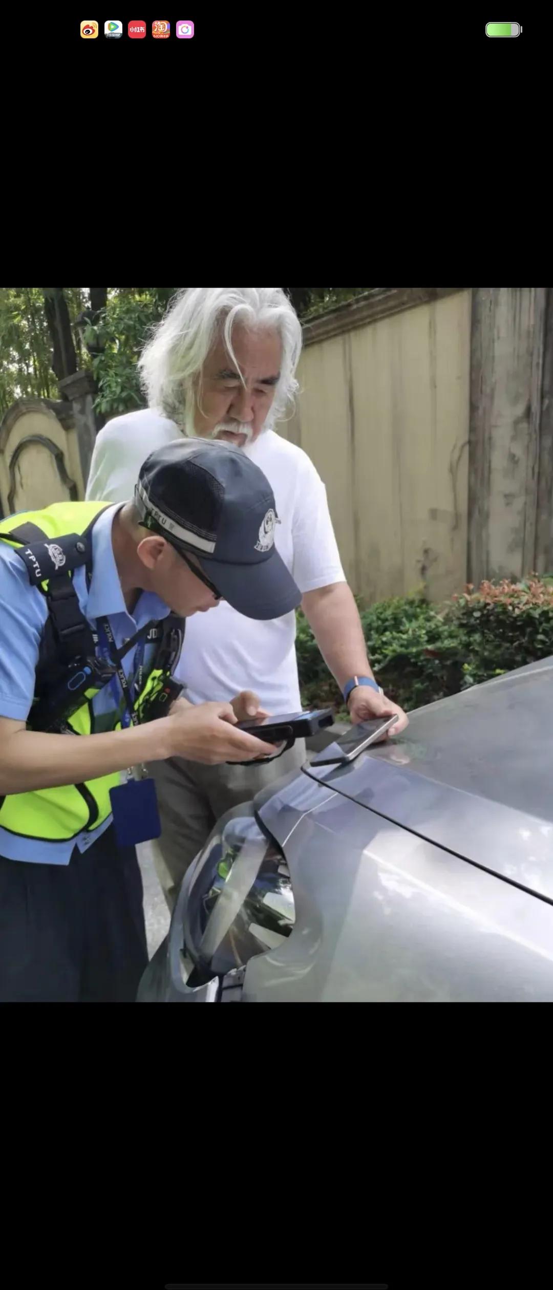 74岁张纪中撞车，着急送孩子上学，忙报姓名暂缓处理，一把年纪忙挣钱，力不从心。
