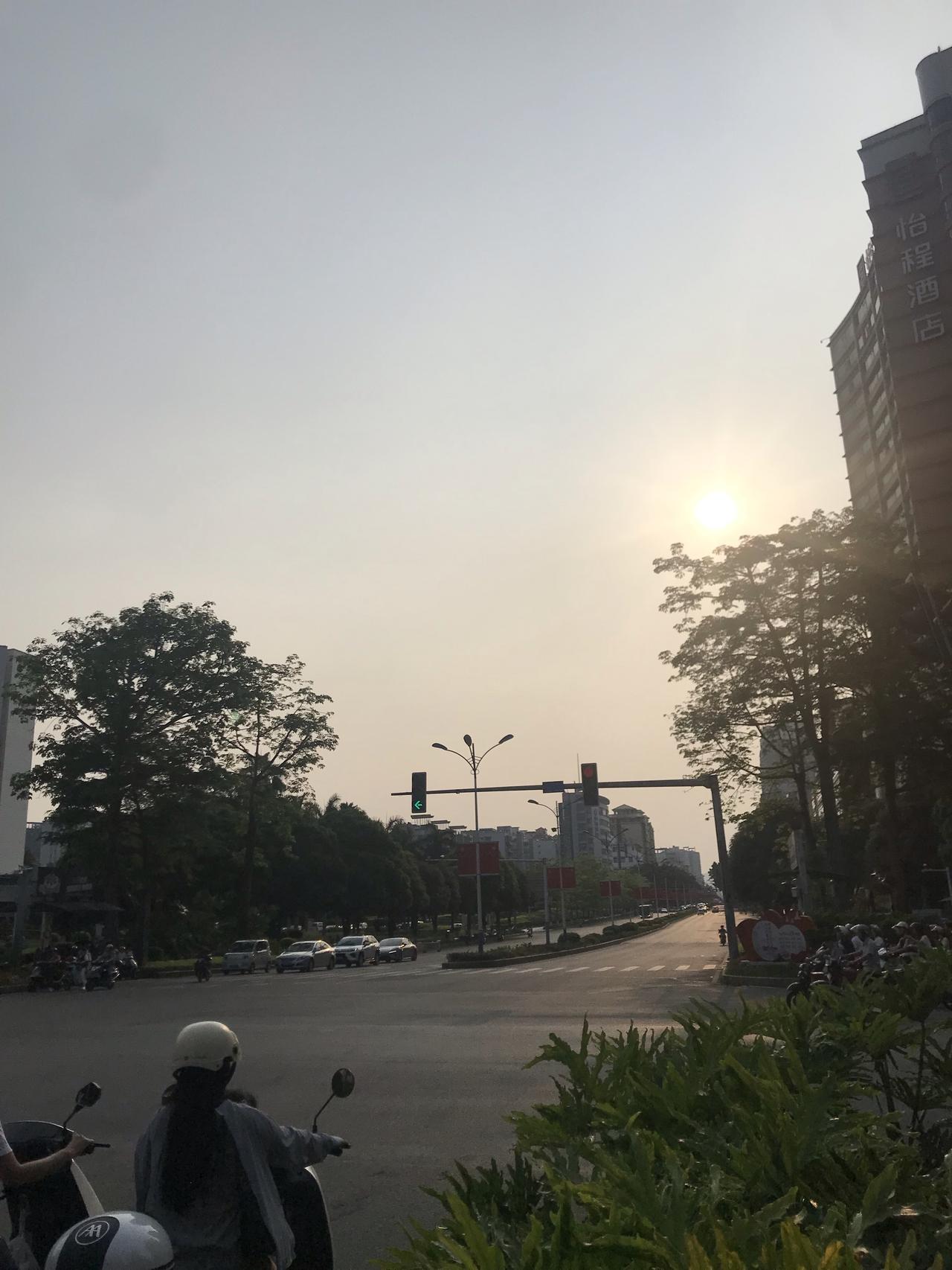 中国斯诺克球员在世锦赛表现如何很棒，29岁赵心童作为卫冕冠军进八强、23岁小吴作