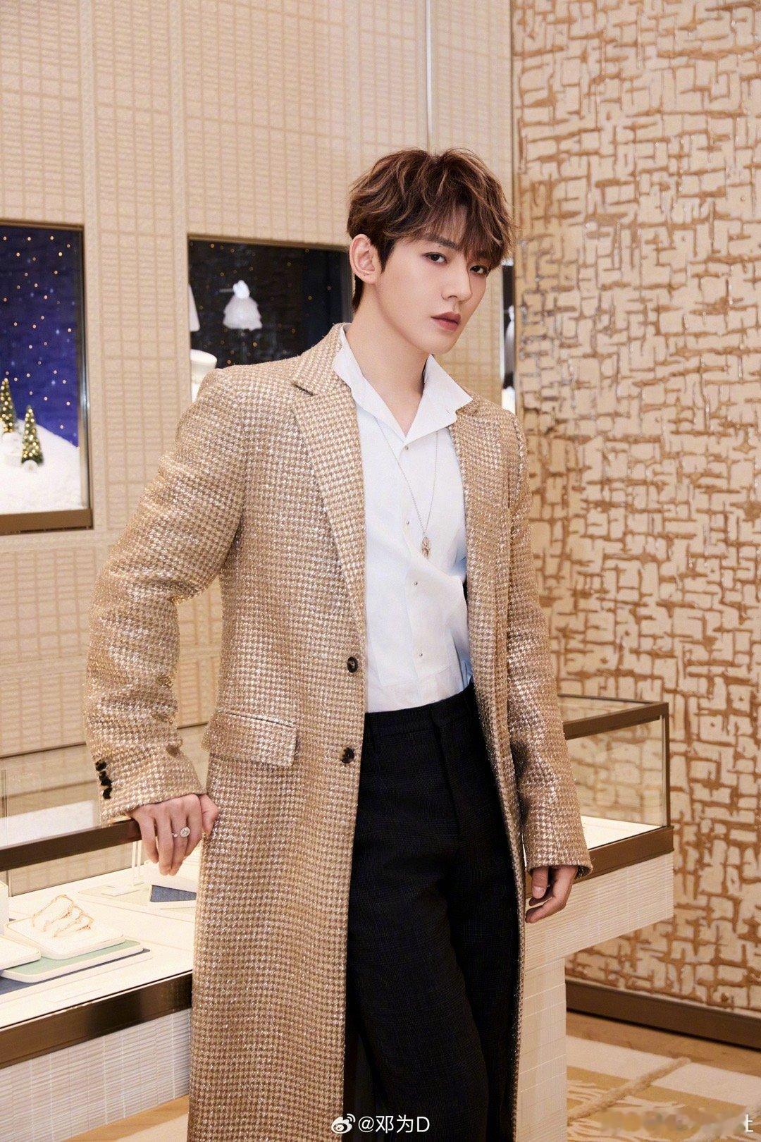 邓为哥哥这款长风衣别有一番味道！｜邓为