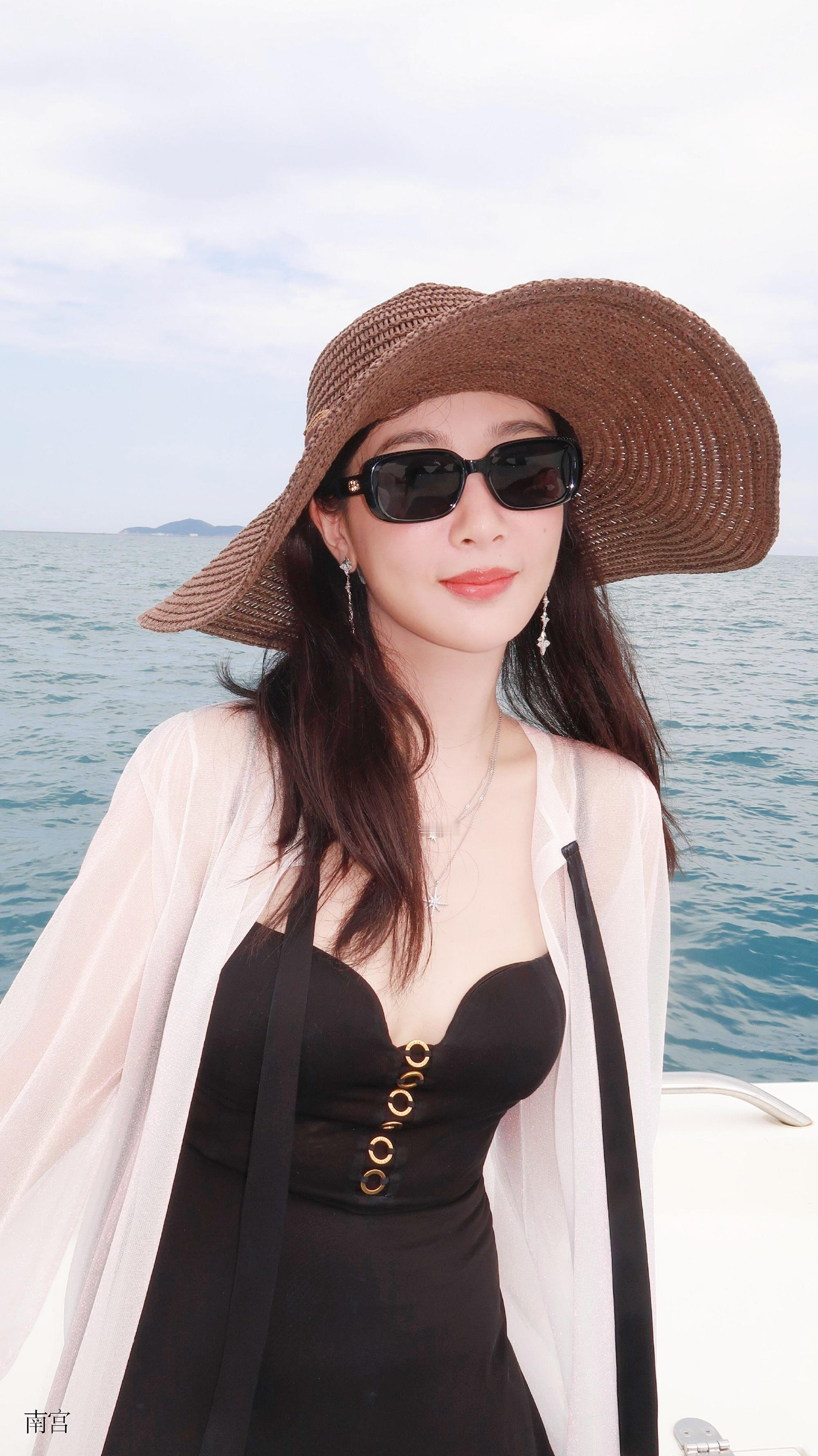 杨紫[超话]  yz杨紫董竹君 yz杨紫玉兰花开君再来 人不应该是插在花瓶里供人