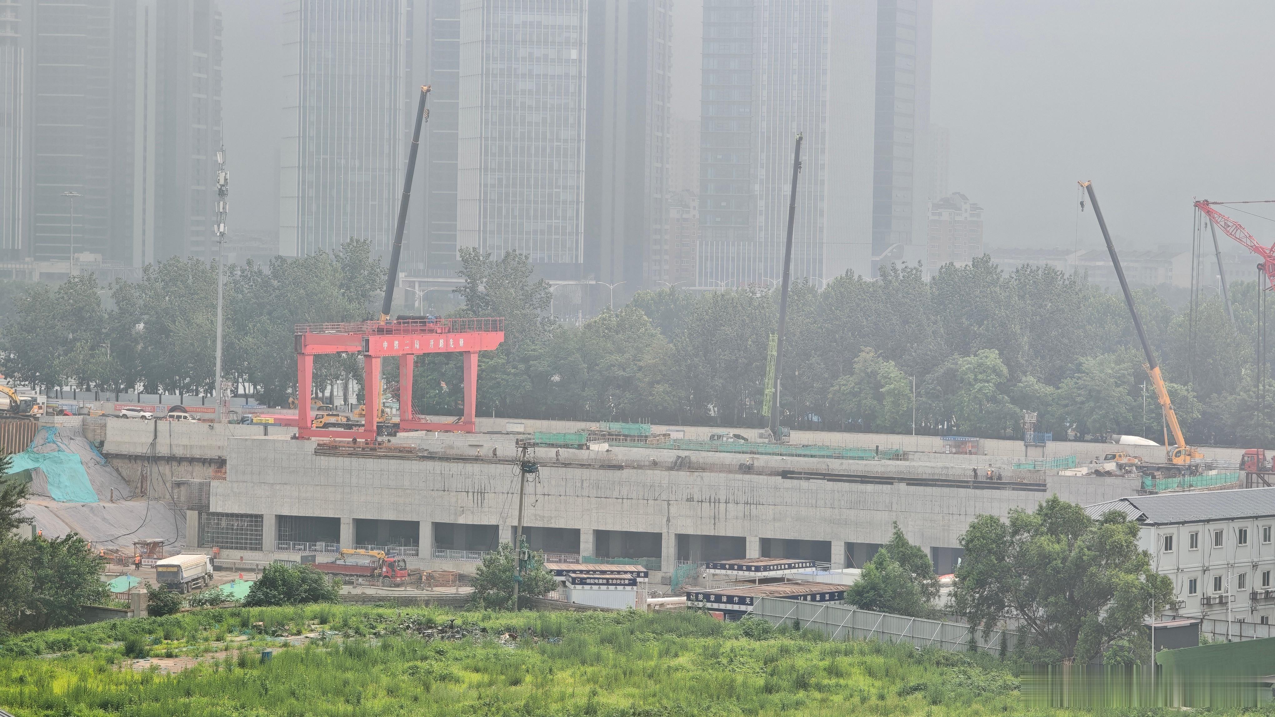 北京大雨 远处的雨云压过来了北京憋了那么多天的闷热这场雨究竟要下多大反正今天非常