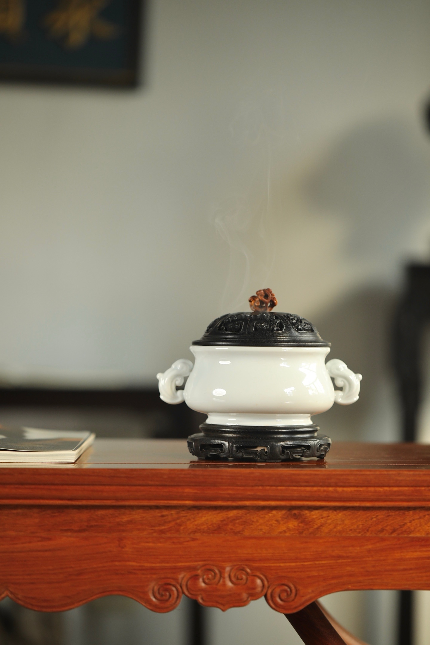 德化白瓷 | 双耳香炉这樽白瓷香炉，胎质莹白似凝脂，双耳婉转环于炉身两侧，线条圆