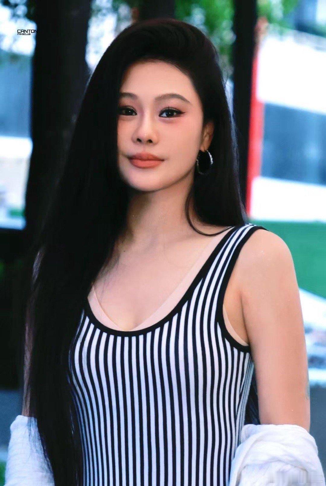 袁娅维黑长直完全是女王级别 袁娅维的黑长直造型真的太绝了，发质好到让人嫉妒，黑得