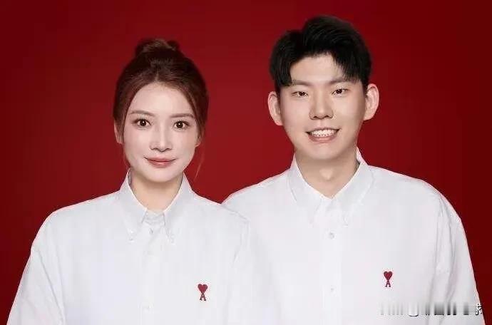刘雨辰与黄雅琼官宣领结婚证啦

羽毛球大满贯得主、2024年巴黎奥运会混双冠军黄