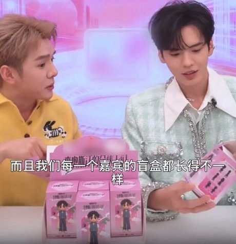 李佳琦毕雯珺拆盲盒拆出无予伦毕 李佳琦和毕雯珺拆盲盒，一个抽张予曦，一个抽自己，