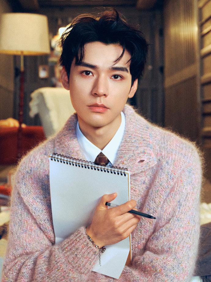 龚俊生日胶片照 龚俊生日胶片照，粉色毛衣外套复古随性 