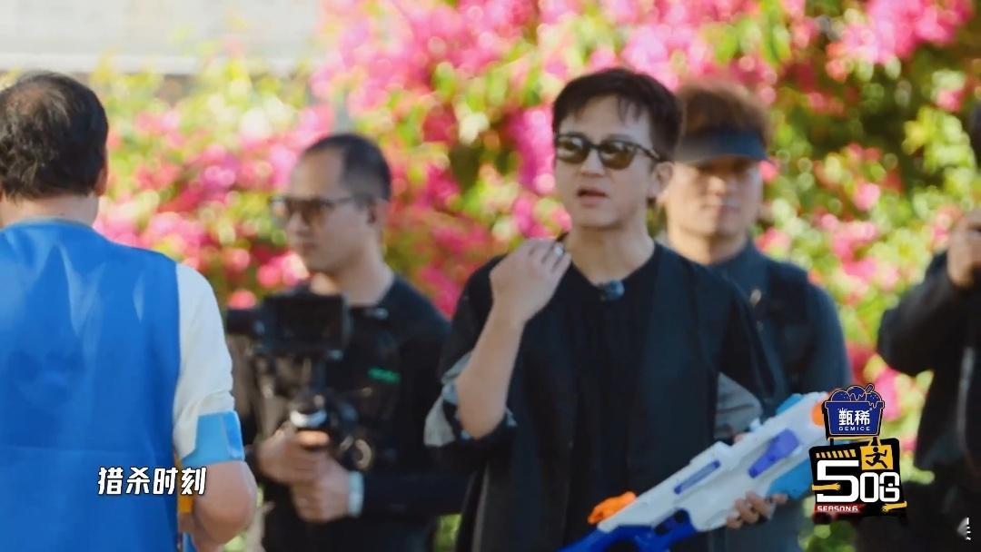 邓超被鹿晗任敏追着呲水任敏让鹿晗进攻邓超 任敏的战术指挥太强了：“鹿晗你从左边绕