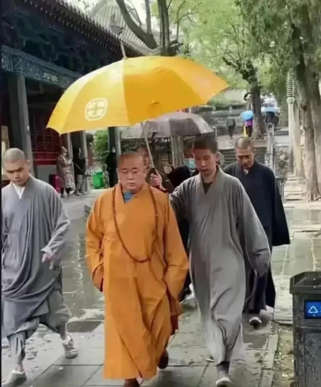 这个是得当了多少的官呀？
出入都要有随从，还帮忙打伞的……