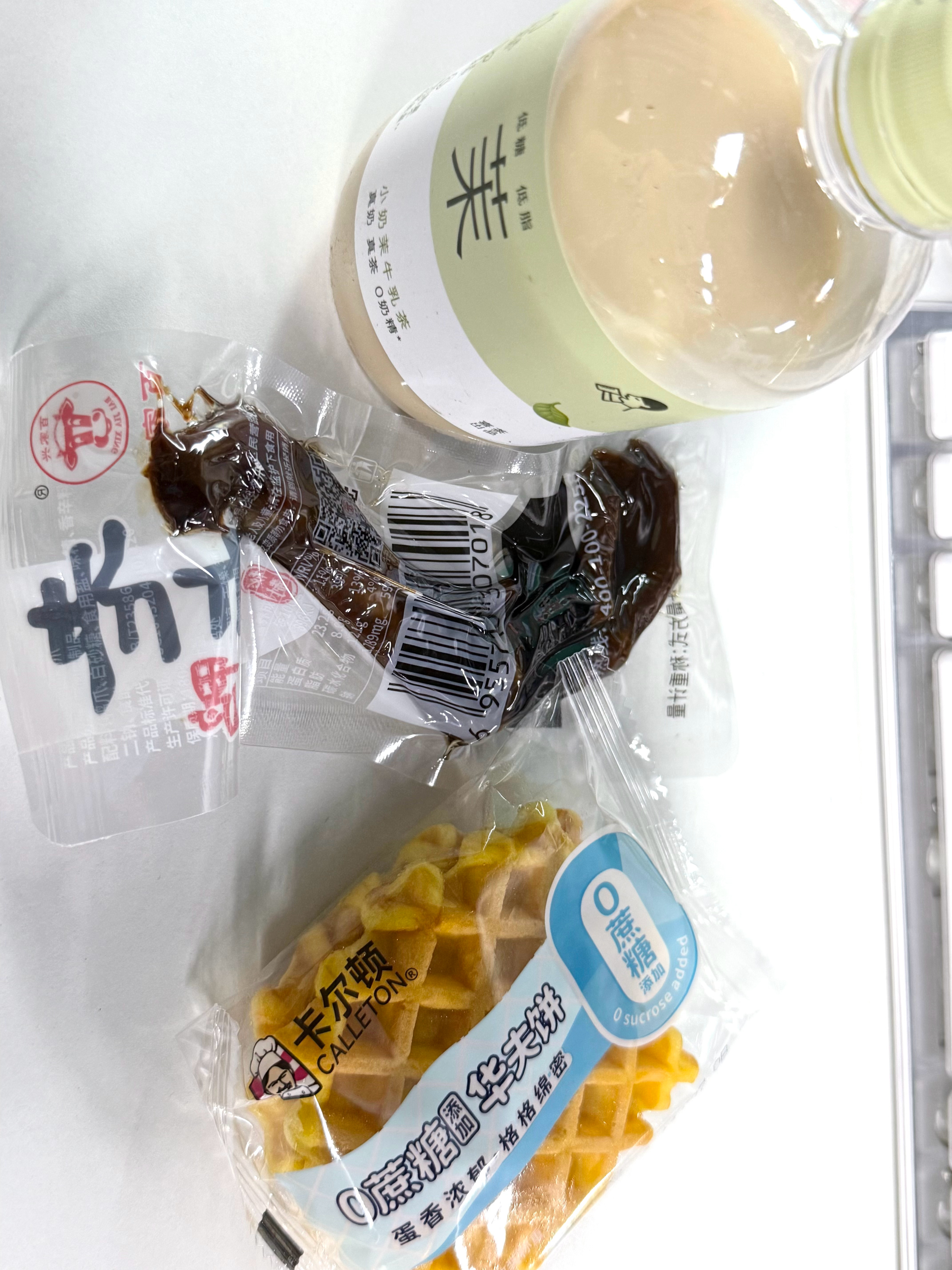 本来昨天说好要吃饭团的但是没出摊！来公司小卖部买了点早餐恰恰吧 
