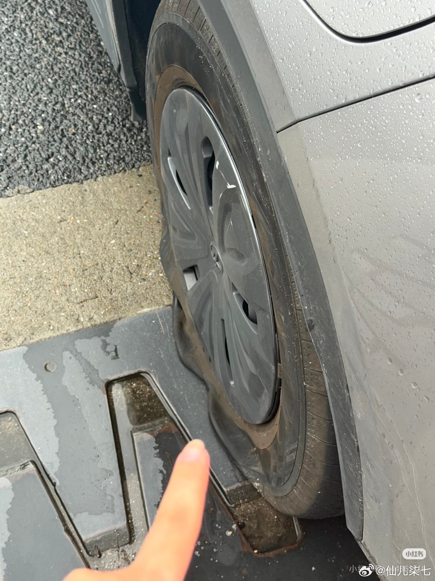 两个姑娘雨天在高架遇上车子爆胎，救援迟迟没来，大雨里拎着大包小包赶路。杜海涛开着