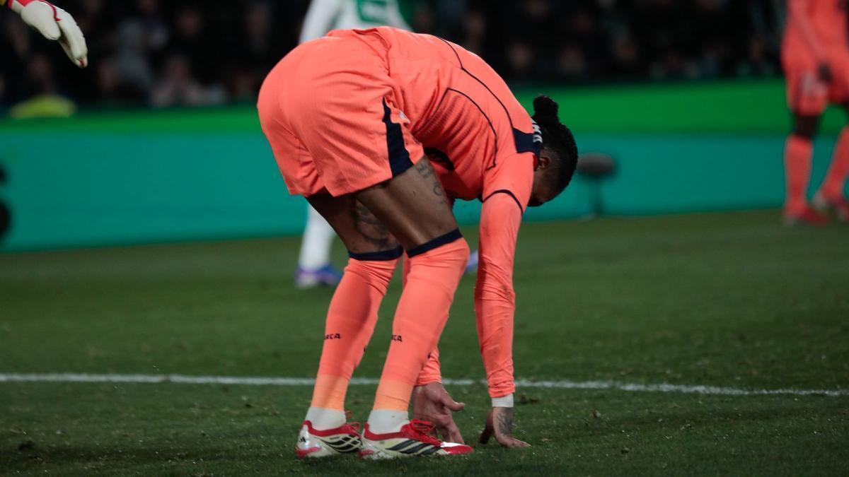 拉菲尼亚今天没有随队训练，预计将缺席国王杯对阵阿尔巴塞特的比赛。❌❌❌❌巴萨至死