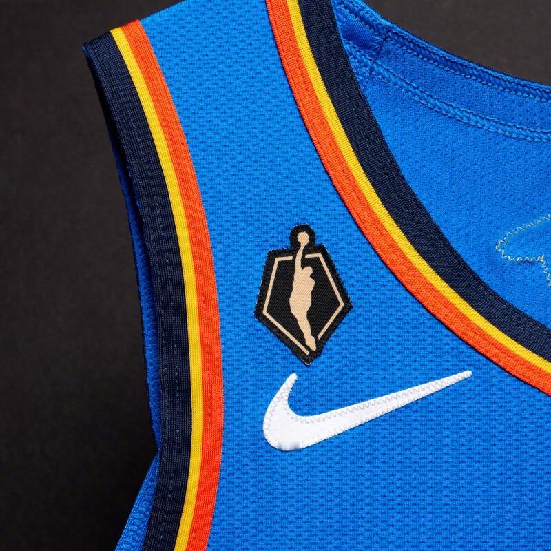 在本赛季NBA揭幕战中，上赛季的最有价值球员(MVP)、最佳新秀（ROY）和最佳