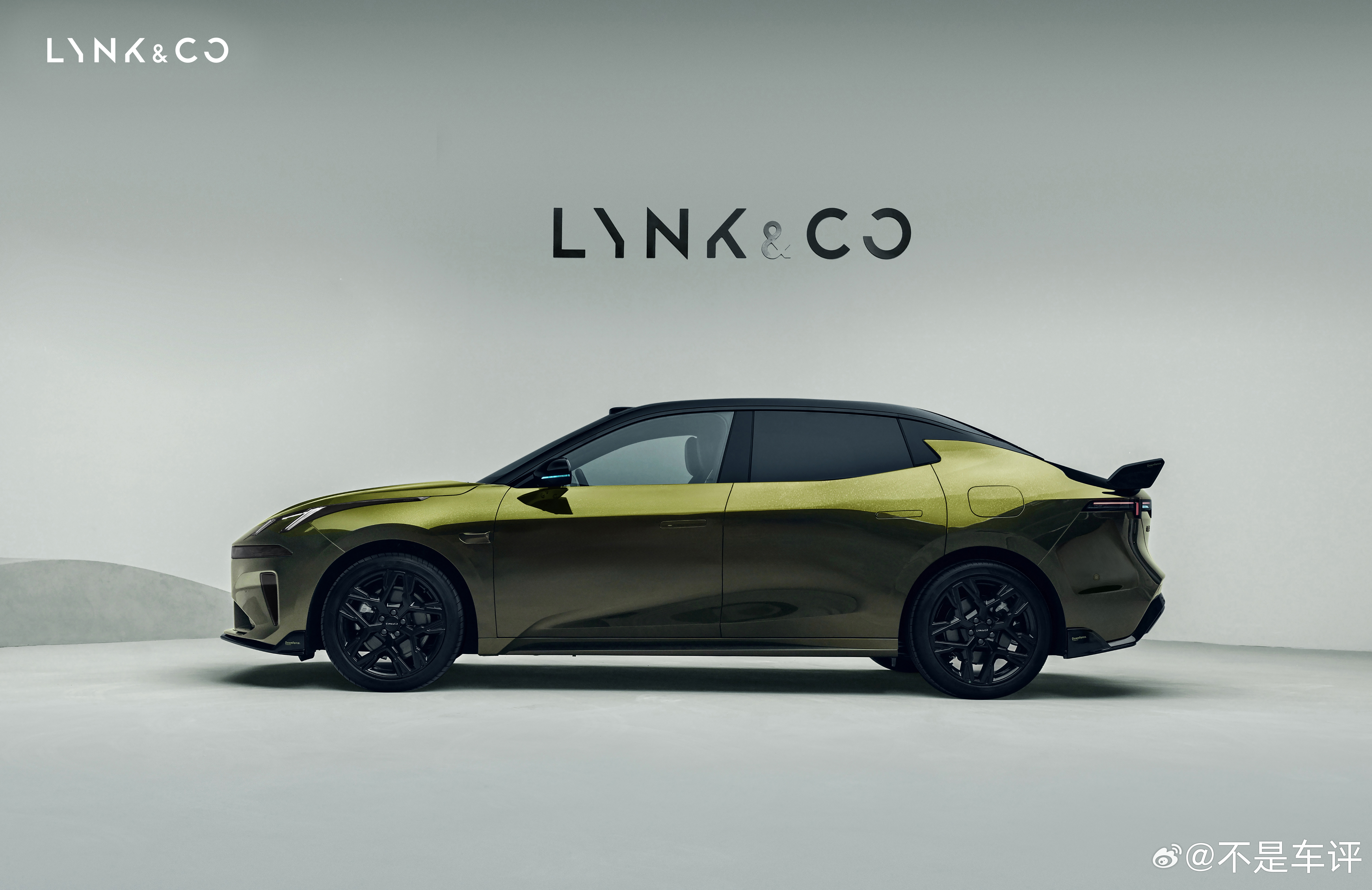 全新领克07 EM-P126长续航UItra碳纤维尾翼版—限时售价：15.98万