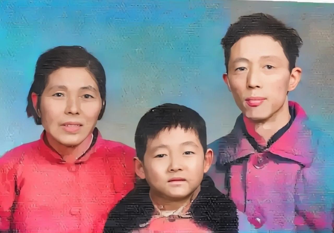 70年代，施一公和父母，一张罕见的留影照片中的人是他的父亲施怀琳、母亲姜小英。
