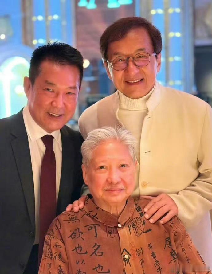 洪金宝成龙元彪合照七小福师兄弟婚礼团建一场婚礼把洪金宝、成龙、元彪凑到了一张照片