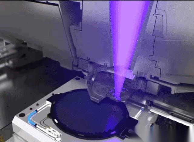 背后是不是有点凉？
尤其那些冲在最前面，队站得最快的。
大哥跟二哥一握手，你们直