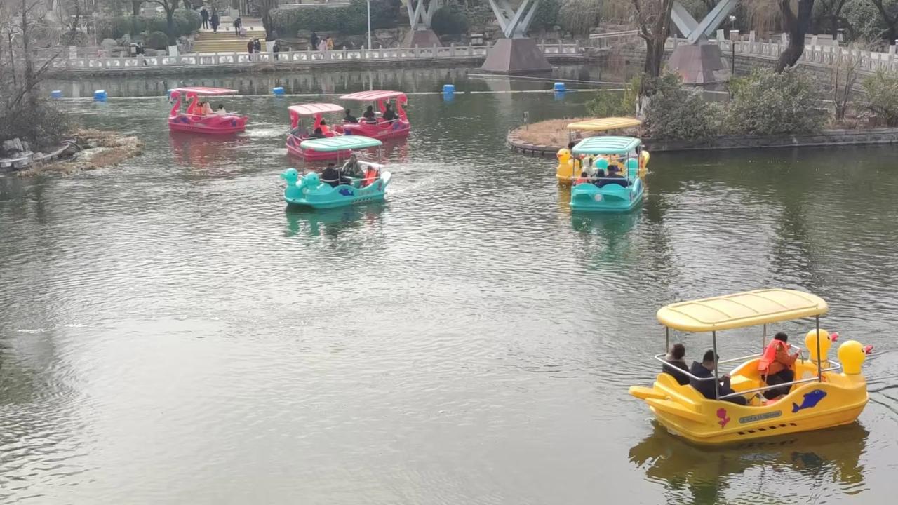 你说这种船80块钱20分钟，值吗？

今天天气很好，气温大概18度左右，我上午十