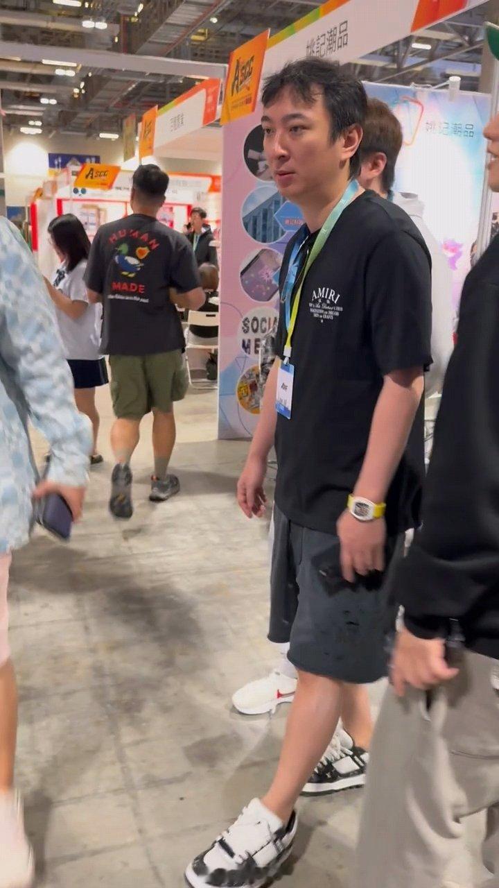 #网友澳门偶遇王思聪##偶遇王思聪澳门看展#瘦了好多 ​​​