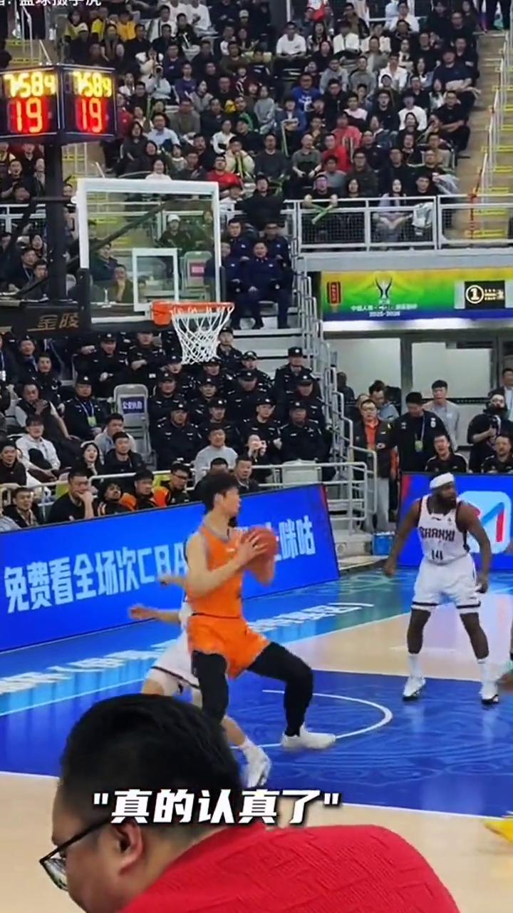CBA历史得分前十王哲林，虽然没进但是造成犯规，对手只能砍林战术，罚球很靠谱的球