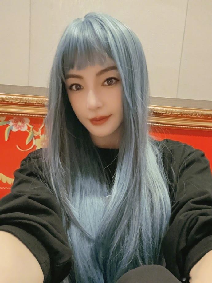 #张雨绮换发型了##张雨绮新发色# 张雨绮的新发色也太好看了吧！蓝色齐刘海长发，