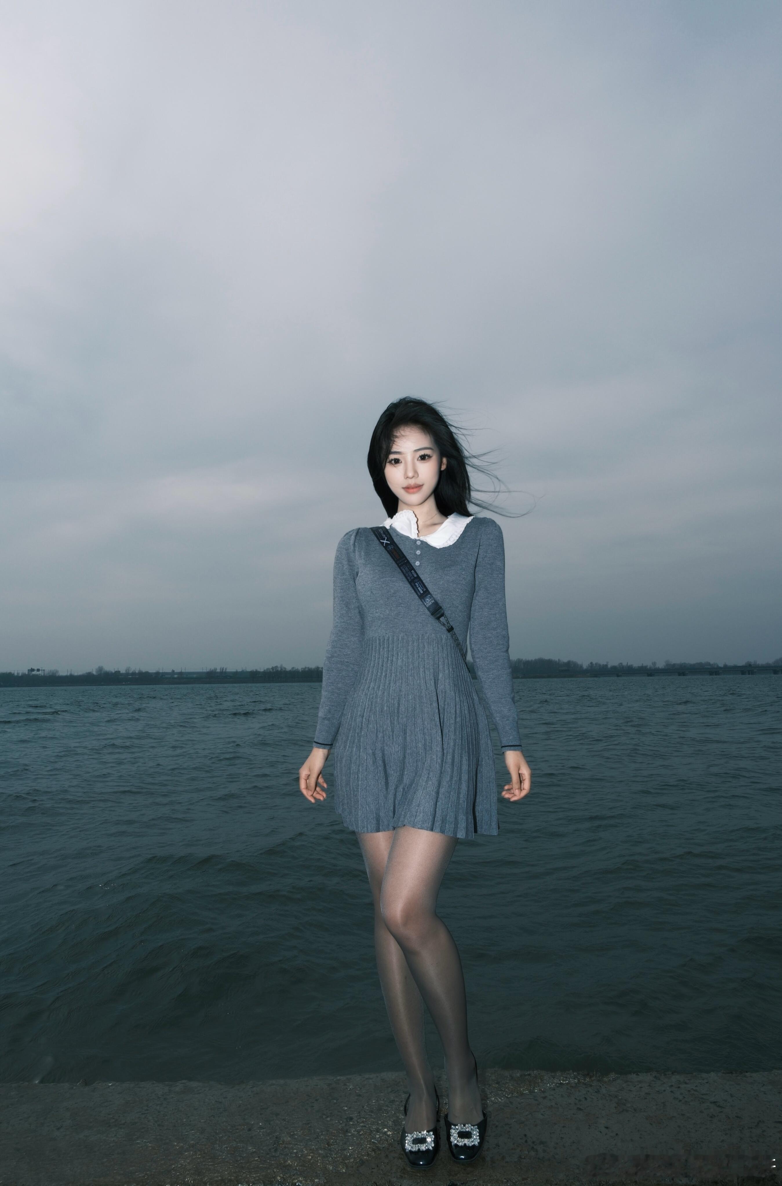 灰色丝袜搭配灰色连衣裙，深色系穿搭效果～ ​​​