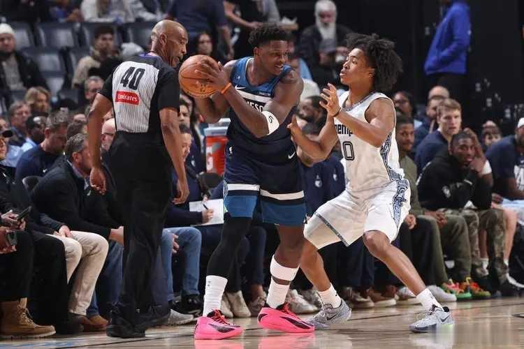 北京时间2月3日，NBA常规赛森林狼客场对阵灰熊，森林狼遭缺少莫兰特等6位球员的