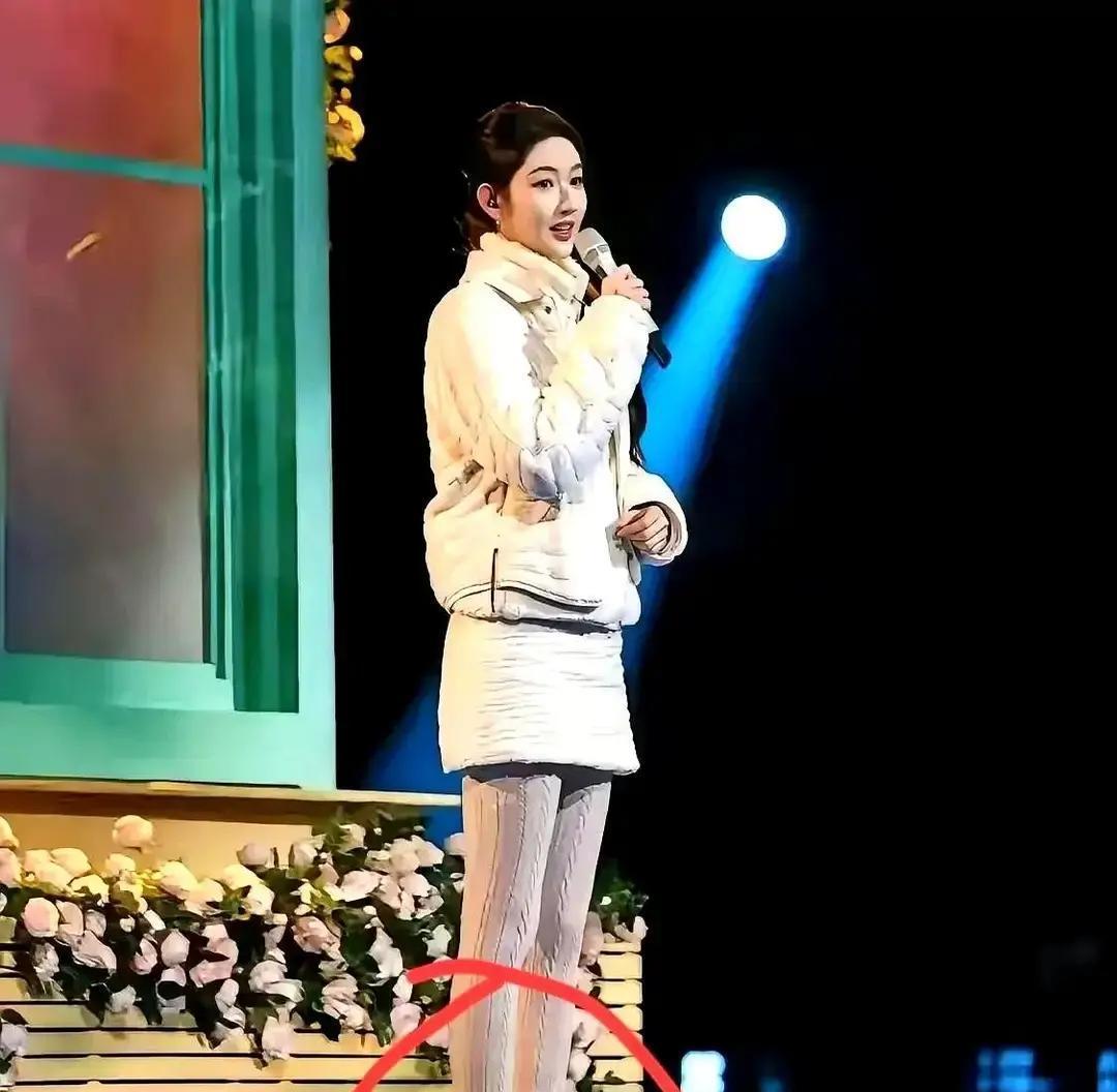 那双鞋，10厘米厚底。8900块。
穿去了央视跨年。
王玉雯一脚，踩出1.2亿阅