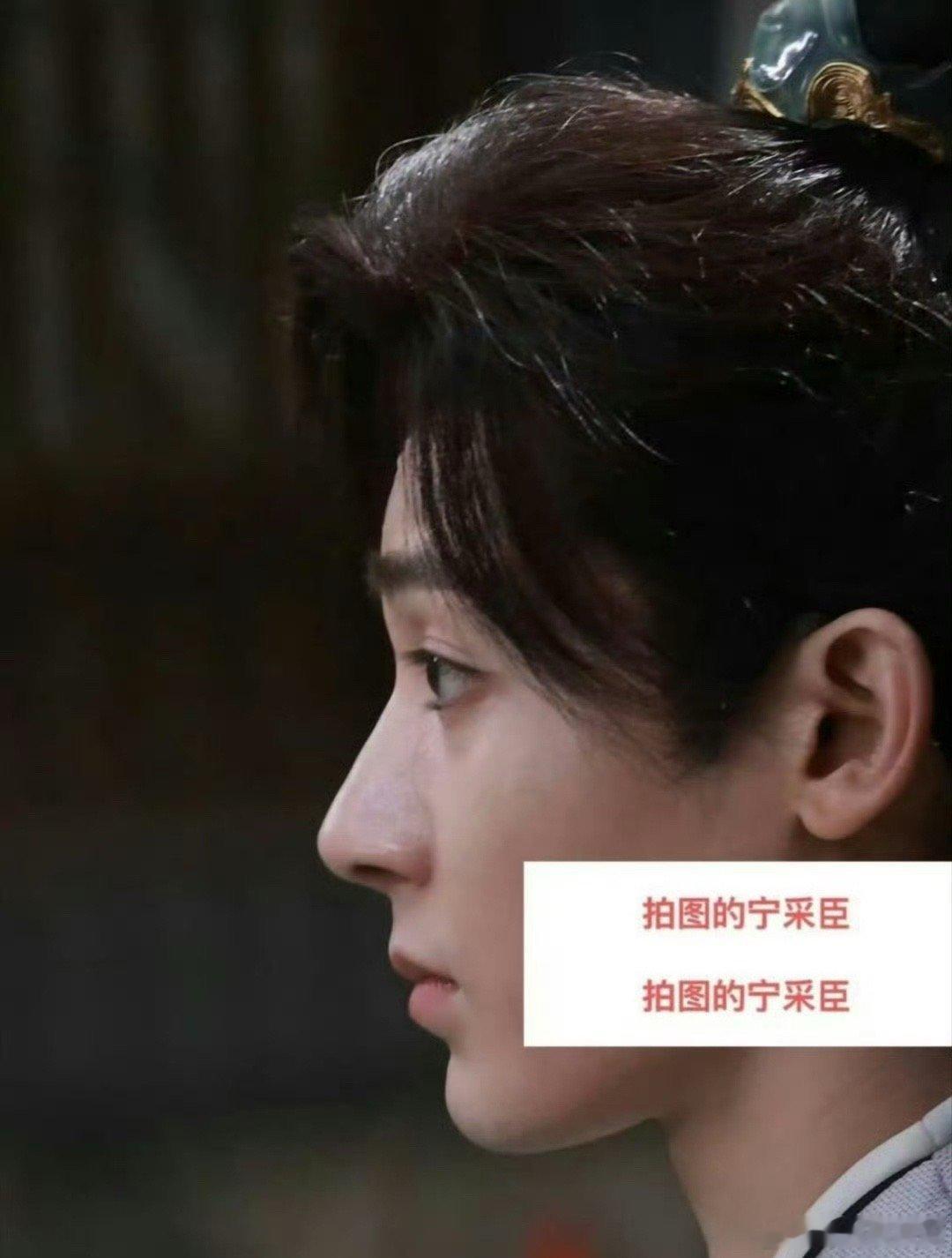 侯明昊侧脸路透，大家认出来了吗[思考] ​​​