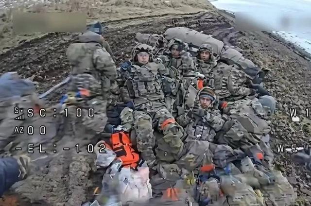 俄军遭遇惨烈攻击，卡车被无人机盯上，一车士兵遭到团灭。
2026年4月27日，乌