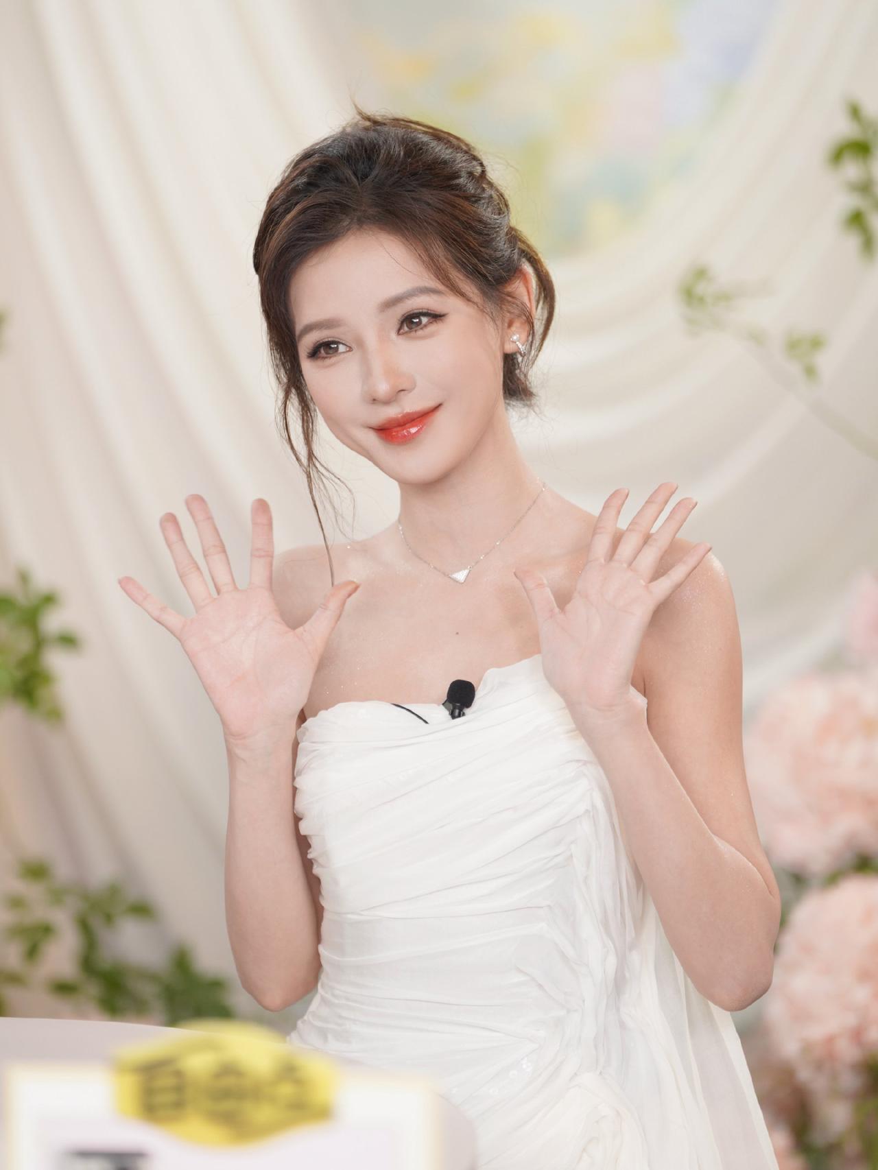张予曦为什么就不温不火的呢？
颜值在内娱来说，绝对是顶尖。
看来校长以前吃的是真